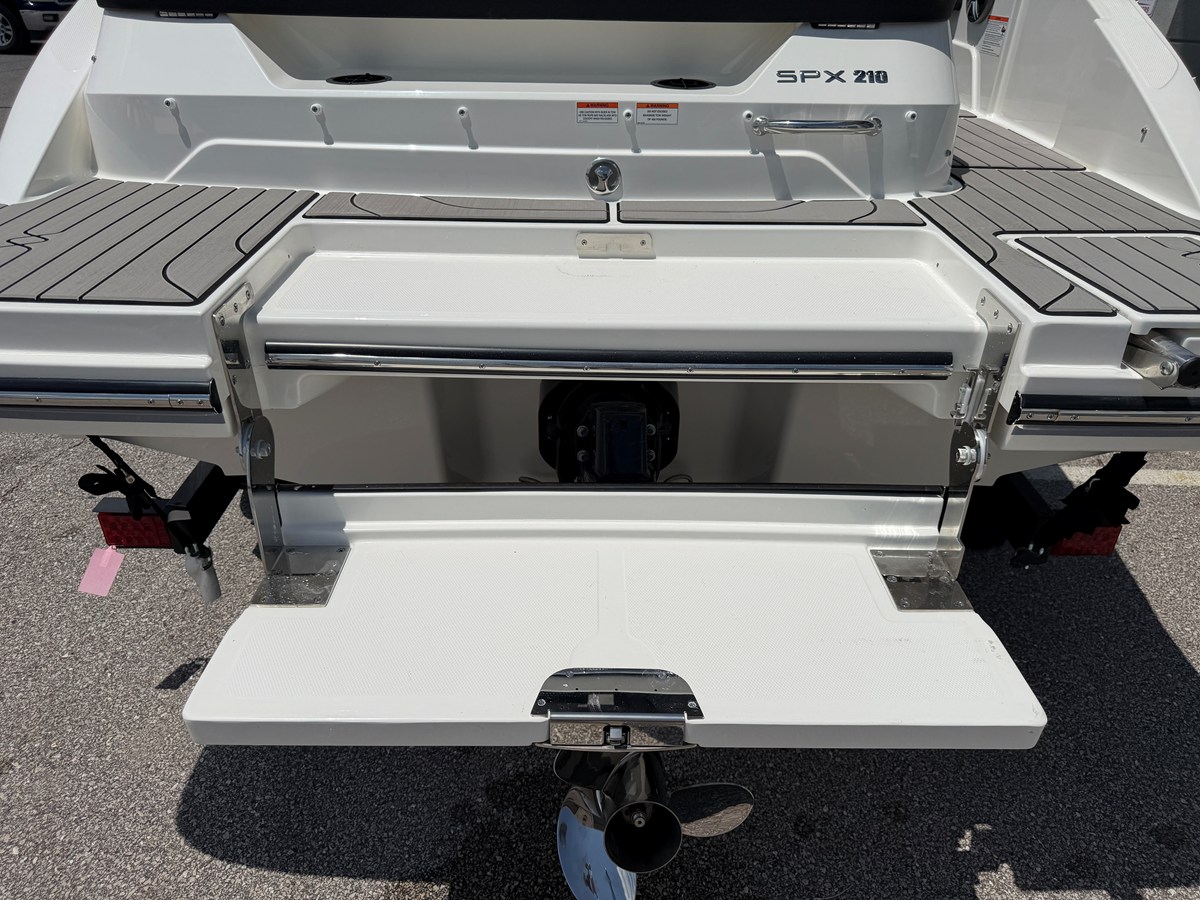 2027 Sea Ray SPX 210 21