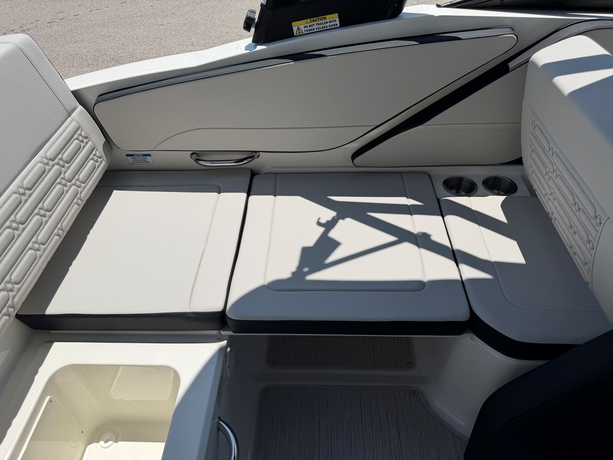 2027 Sea Ray SPX 210 27