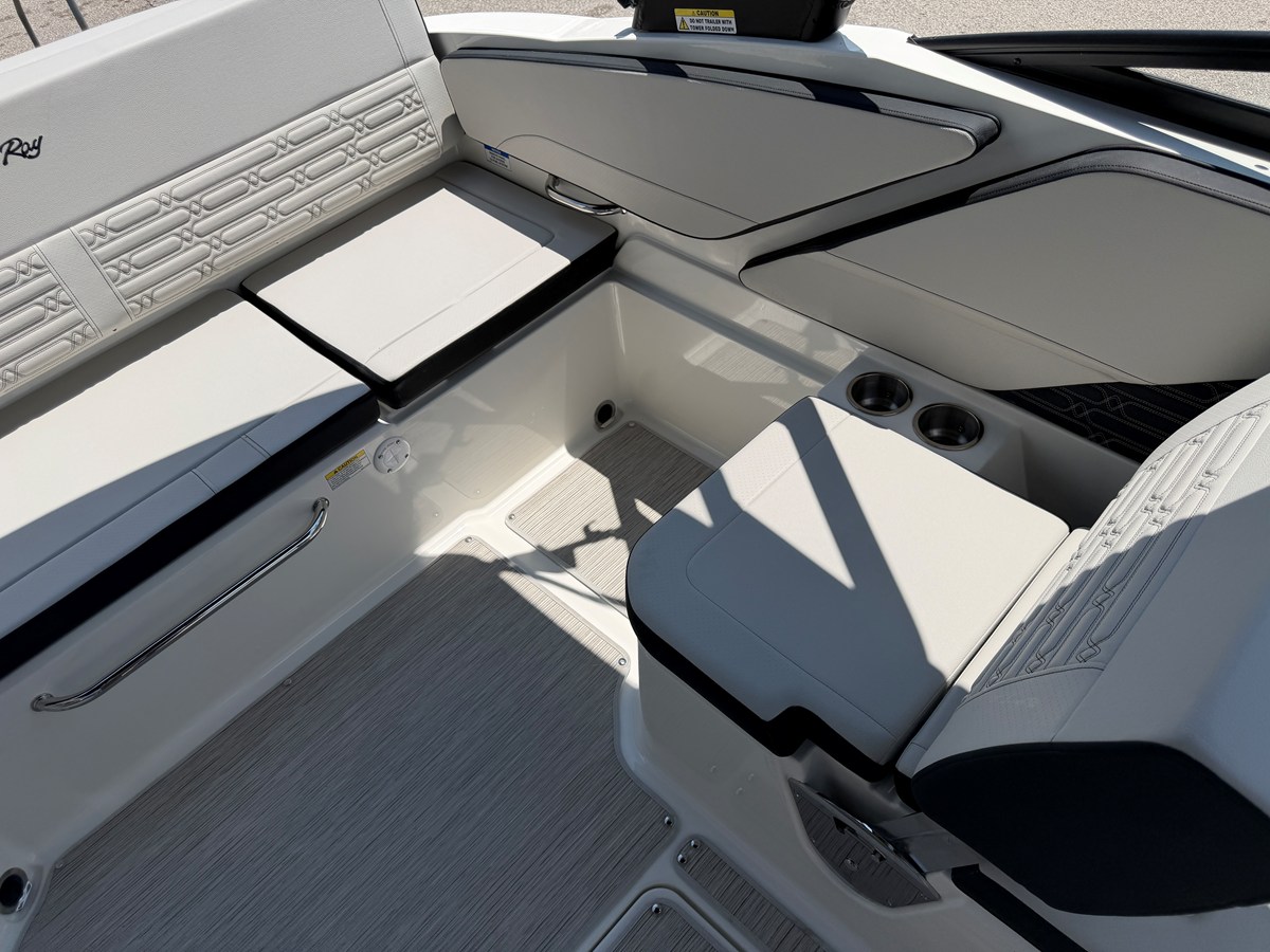 2027 Sea Ray SPX 210 29