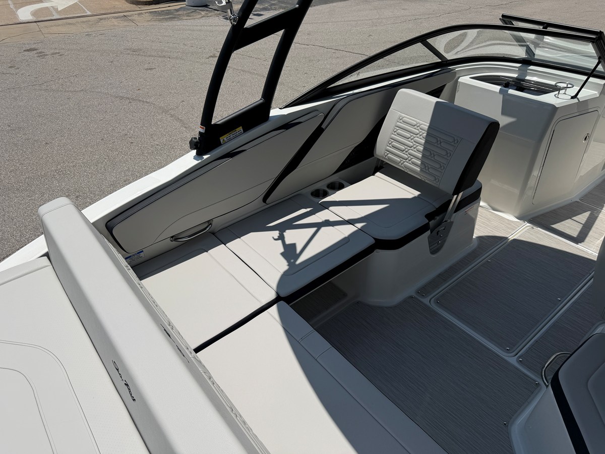 2027 Sea Ray SPX 210 34
