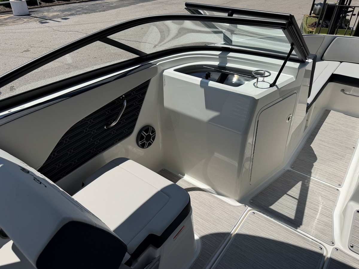 2027 Sea Ray SPX 210 39