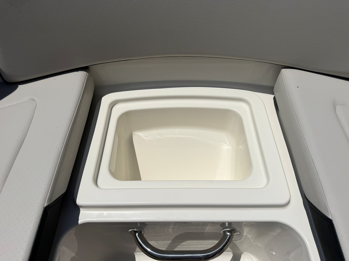2027 Sea Ray SPX 210 44