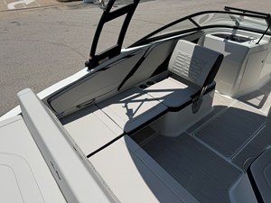 2027 Sea Ray SPX 210 34