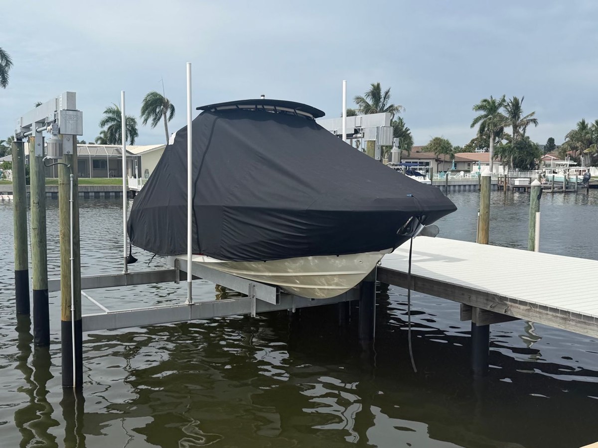 2015 Boston Whaler 230 VANTAGE 2