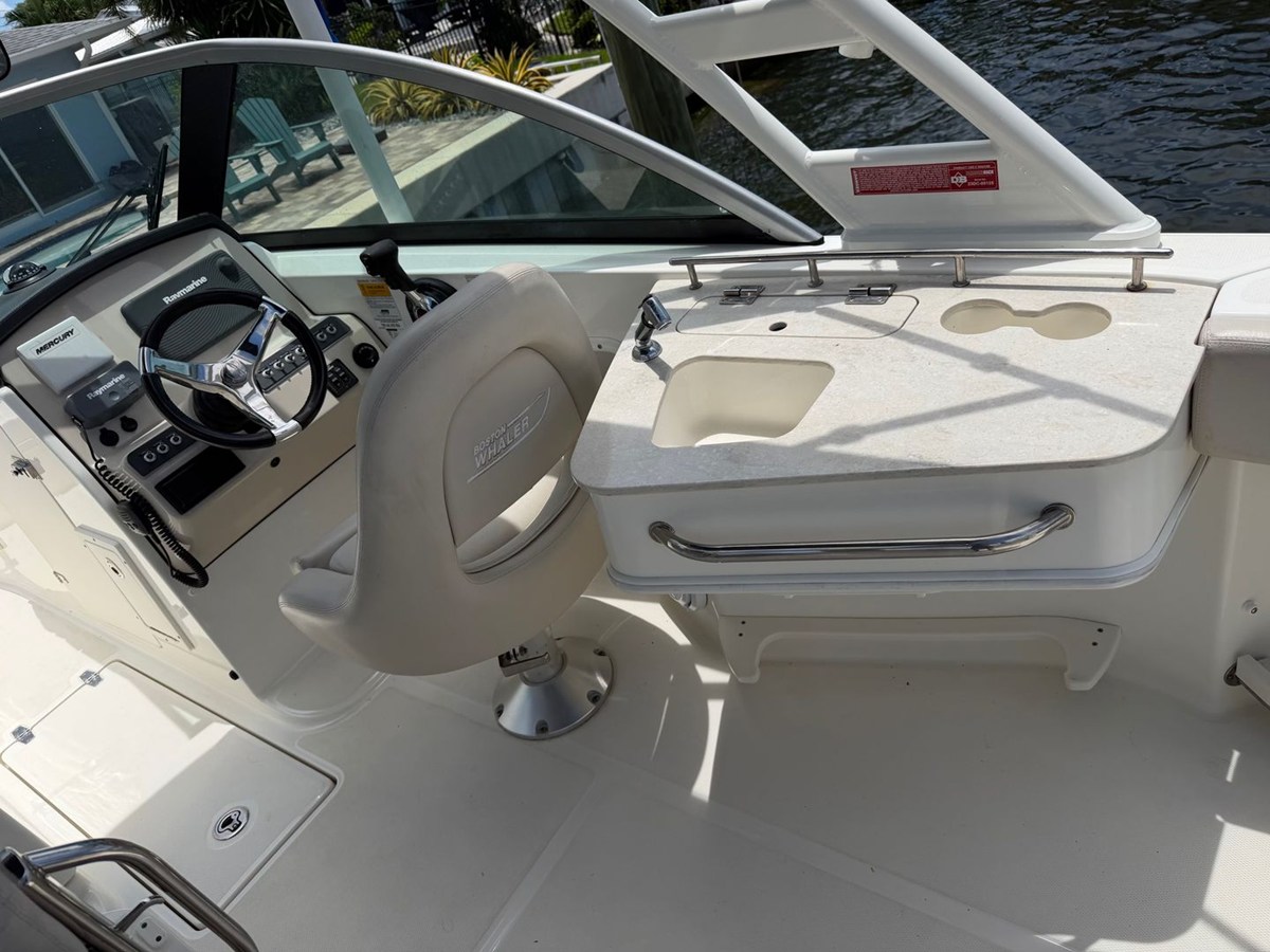 2015 Boston Whaler 230 VANTAGE 10