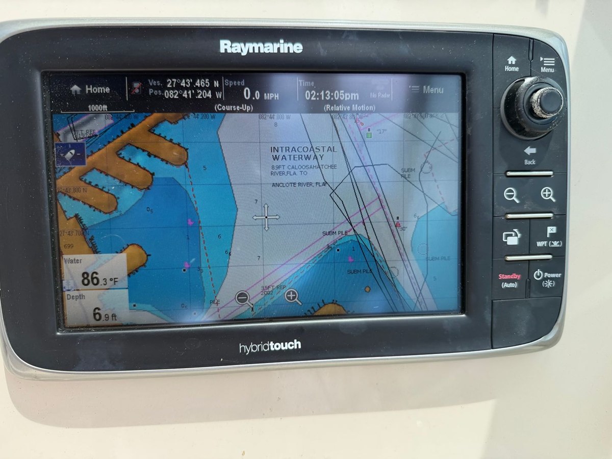 2015 Boston Whaler 230 VANTAGE 12