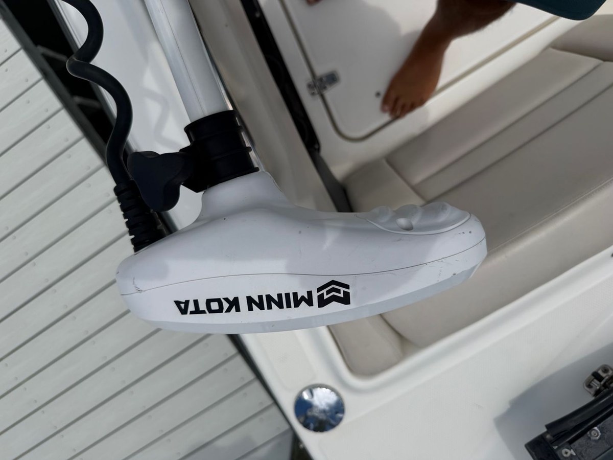2015 Boston Whaler 230 VANTAGE 16