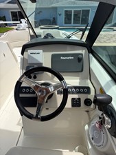 2015 Boston Whaler 230 VANTAGE 11