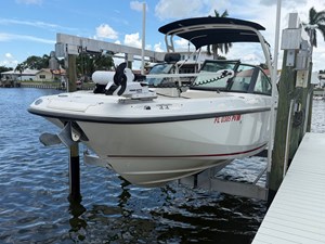 2015 Boston Whaler 230 VANTAGE 19