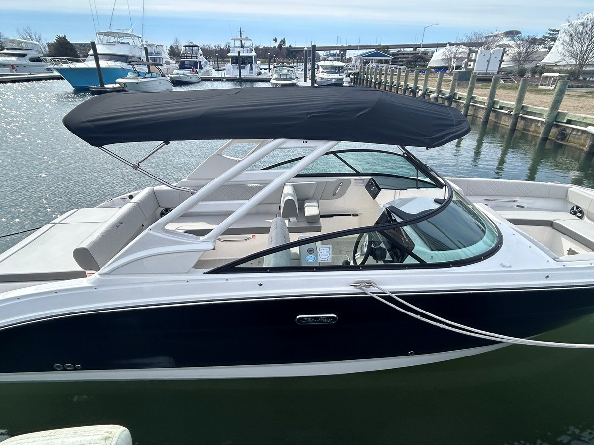 2026 Sea Ray SDX 270 Outboard 9