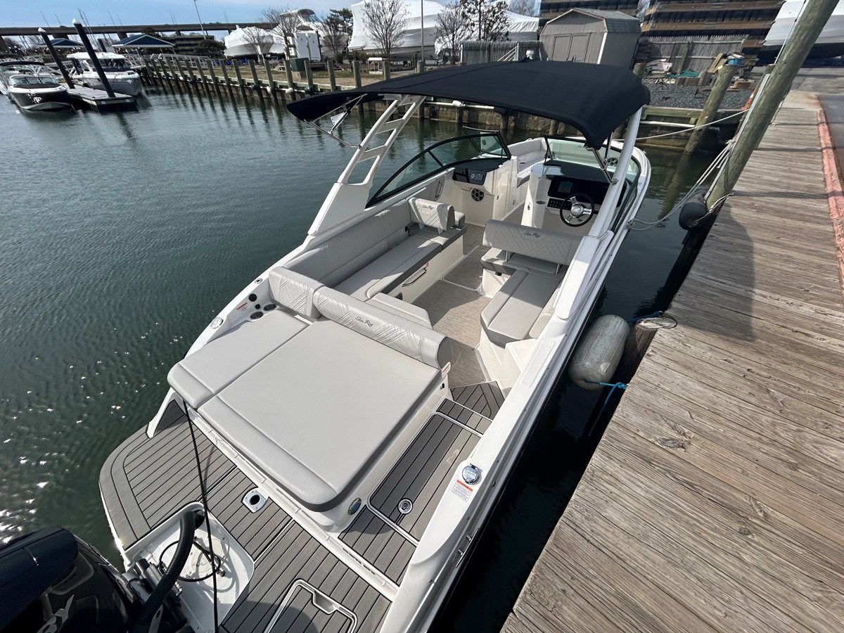 2026 Sea Ray SDX 270 Outboard 11