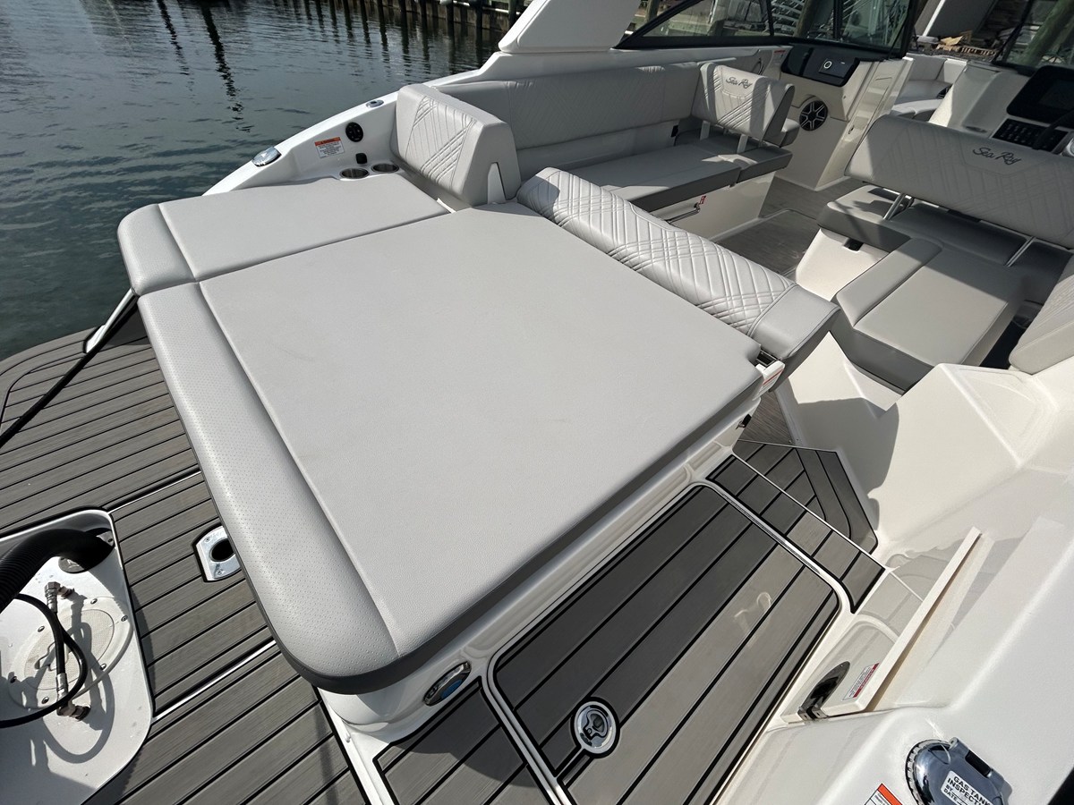 2026 Sea Ray SDX 270 Outboard 12