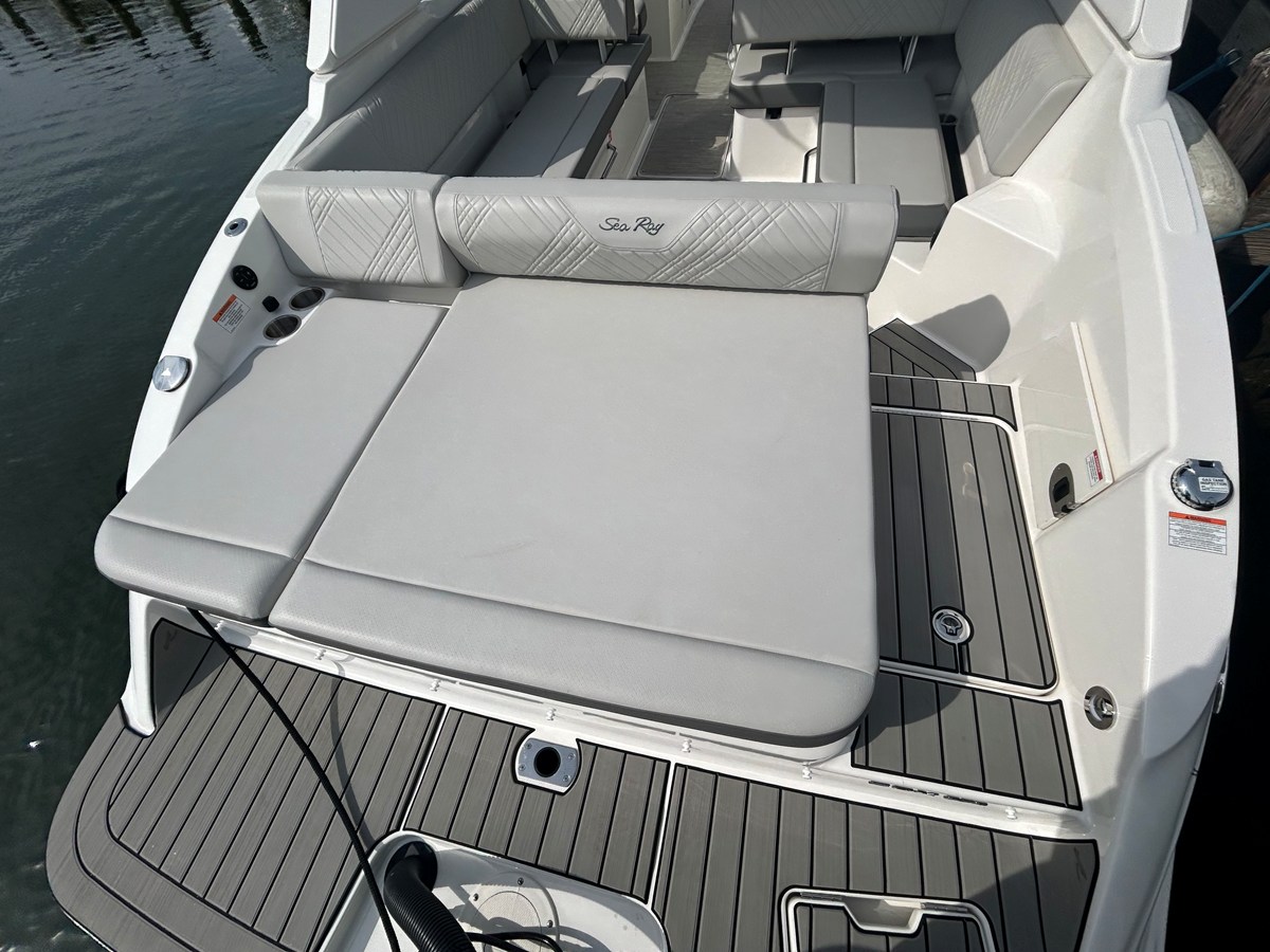 2026 Sea Ray SDX 270 Outboard 13
