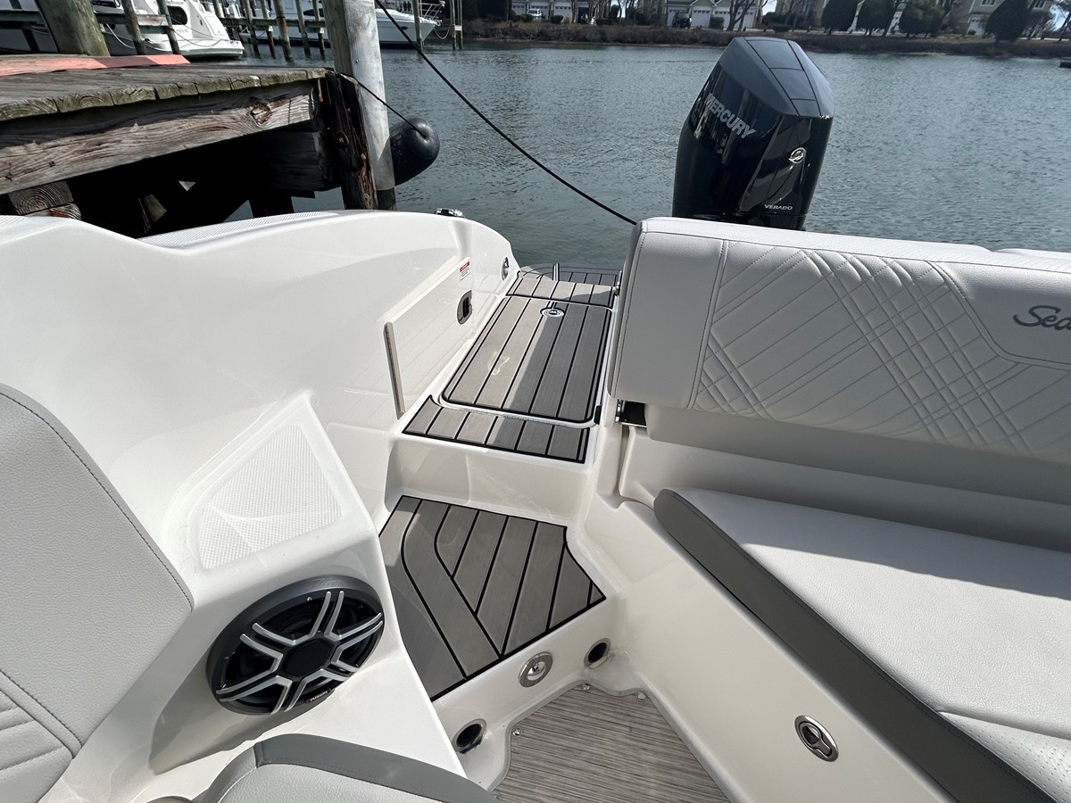 2026 Sea Ray SDX 270 Outboard 15