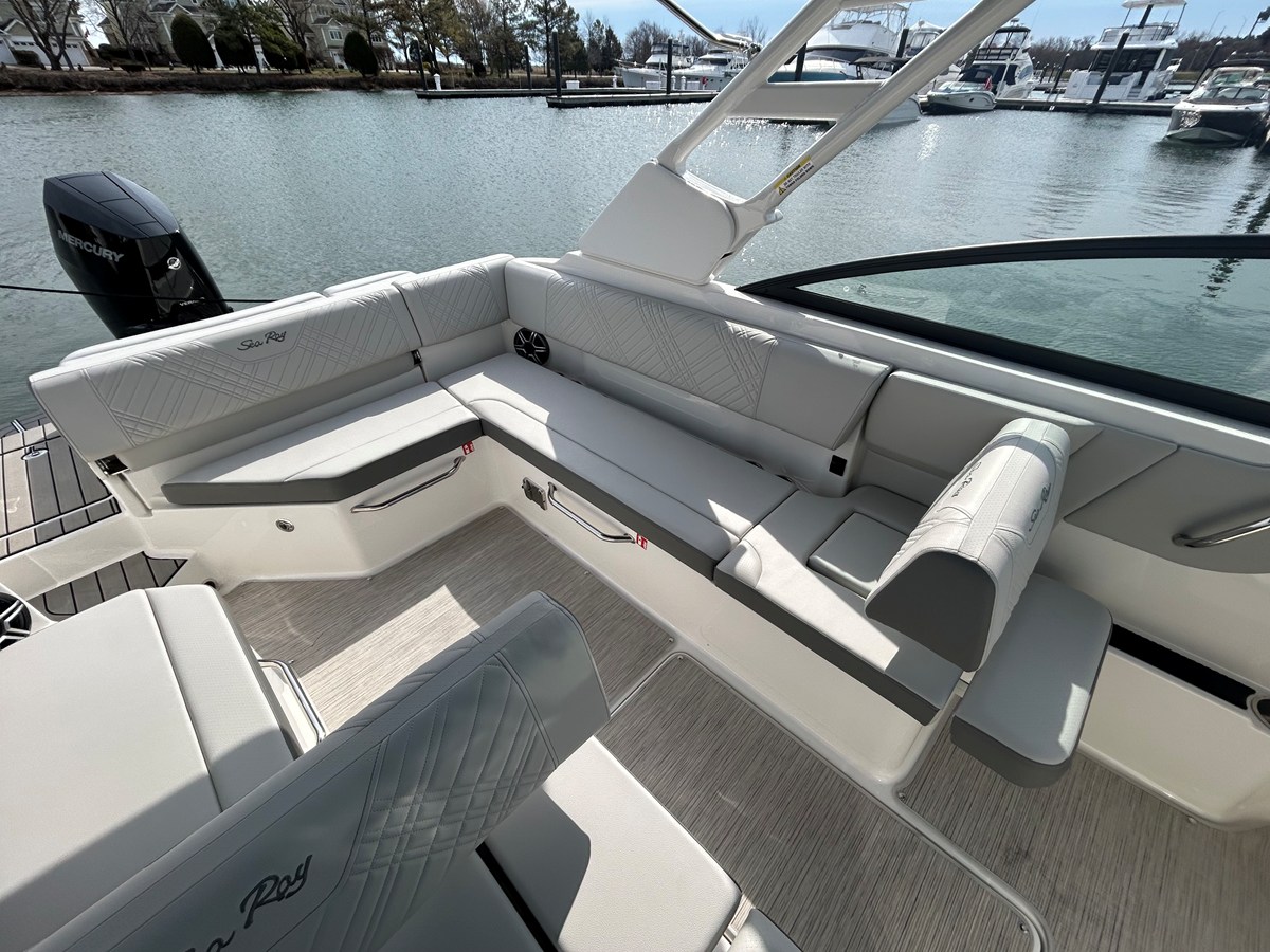 2026 Sea Ray SDX 270 Outboard 17