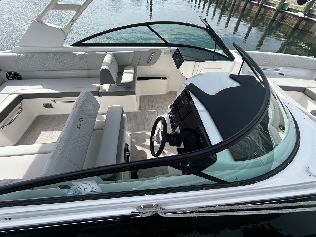 2026 Sea Ray SDX 270 Outboard 18