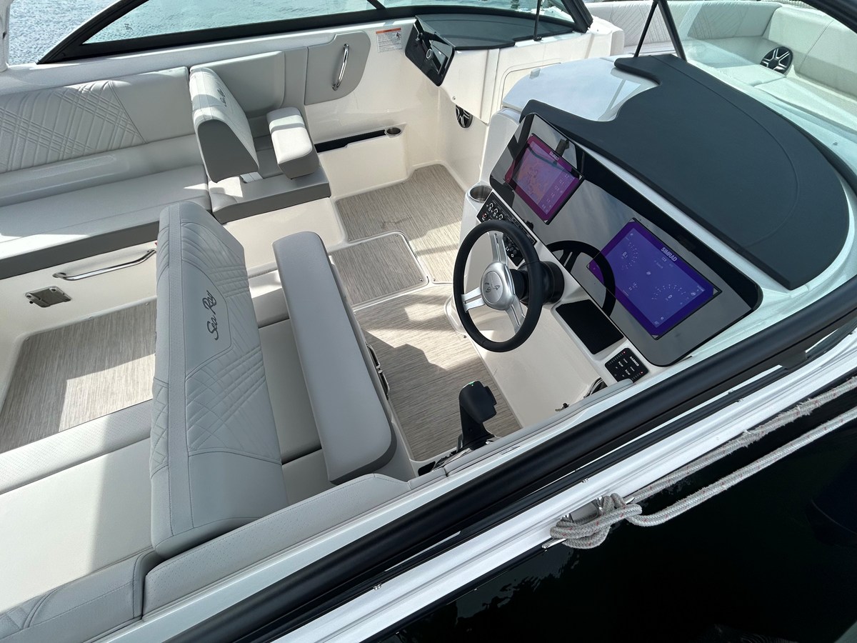 2026 Sea Ray SDX 270 Outboard 19