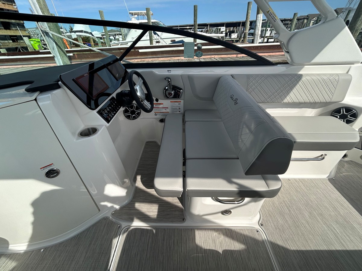 2026 Sea Ray SDX 270 Outboard 21