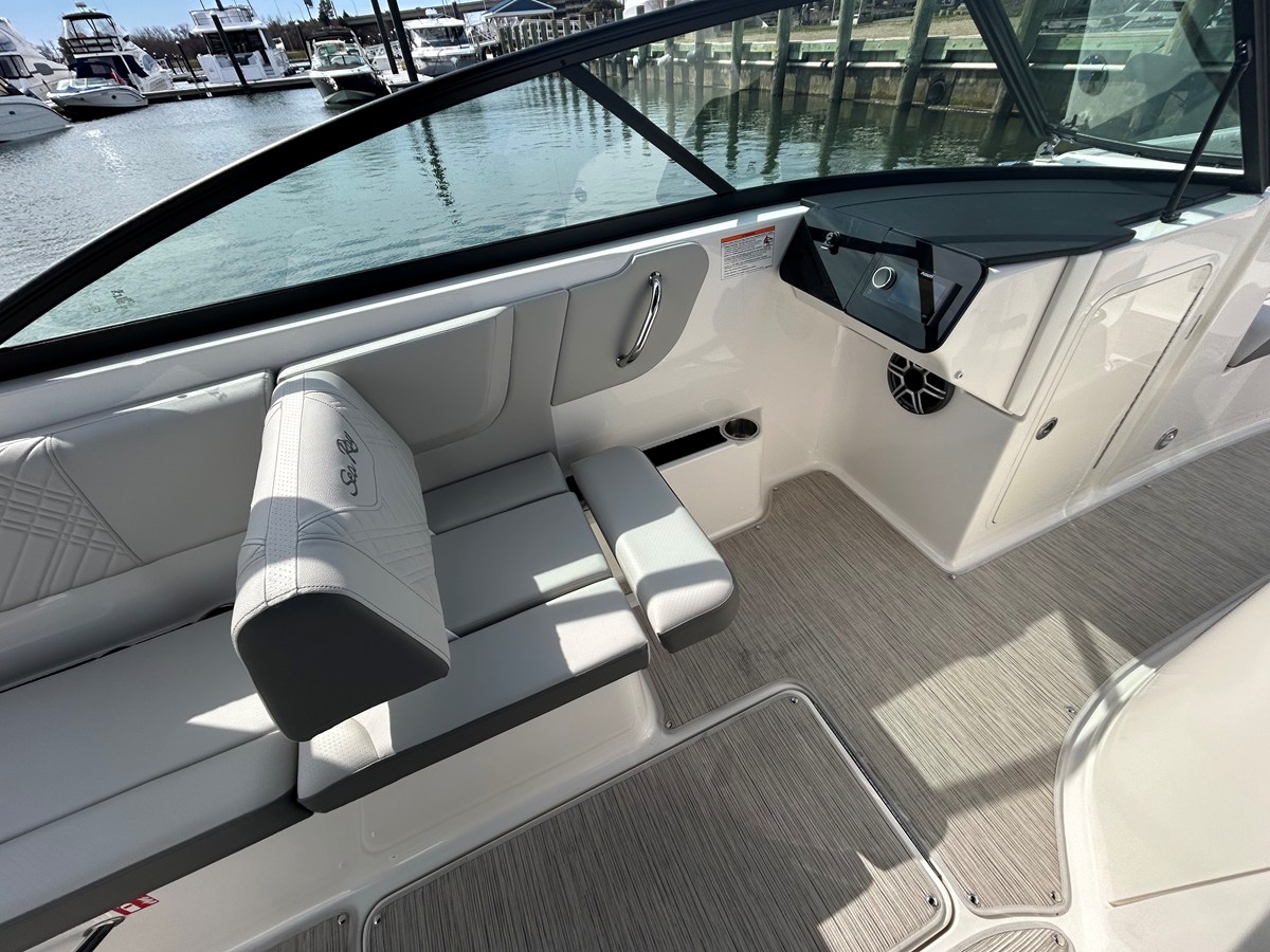 2026 Sea Ray SDX 270 Outboard 23