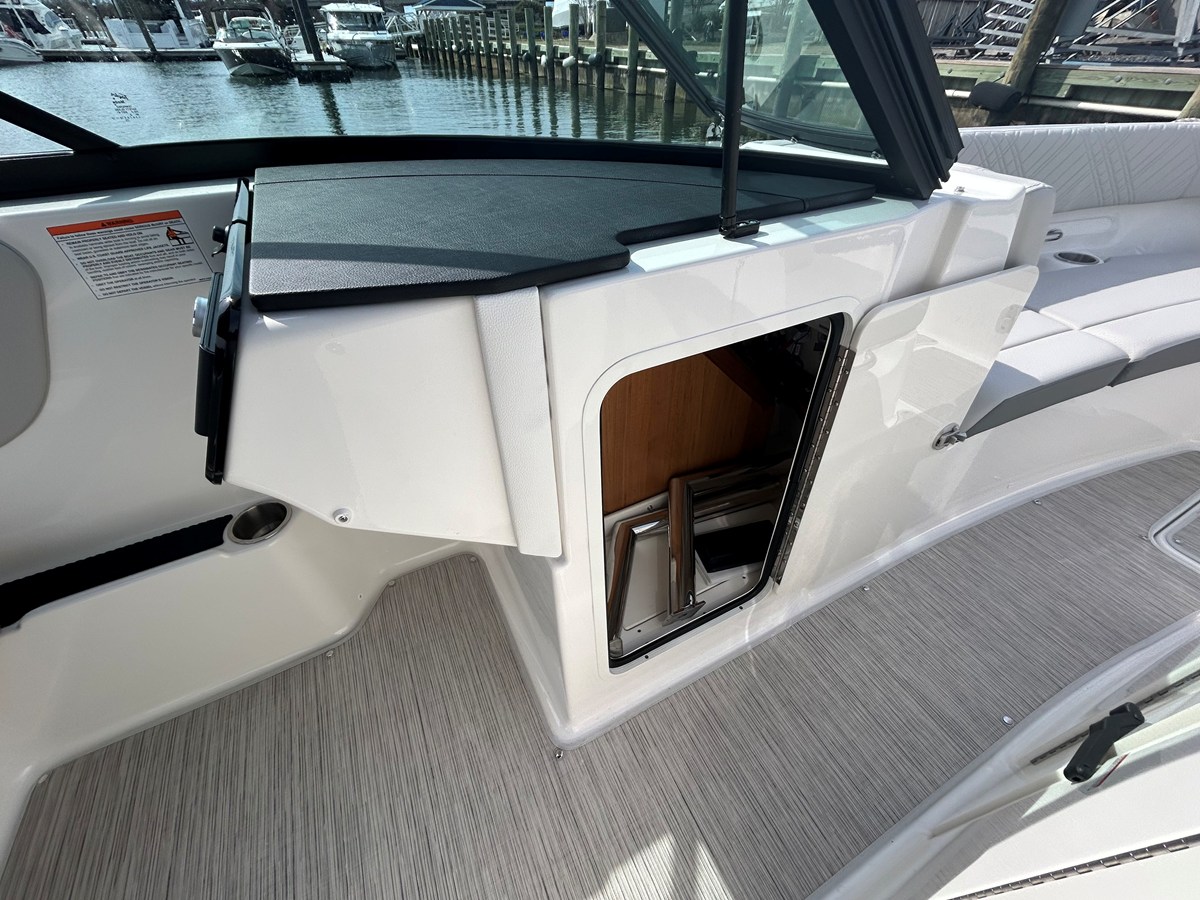 2026 Sea Ray SDX 270 Outboard 26