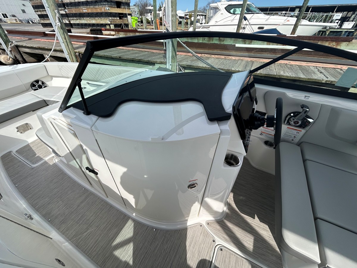 2026 Sea Ray SDX 270 Outboard 27