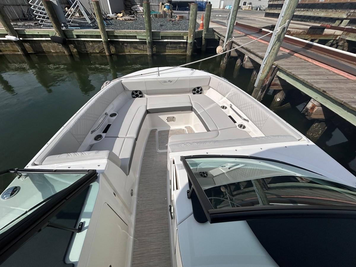 2026 Sea Ray SDX 270 Outboard 31