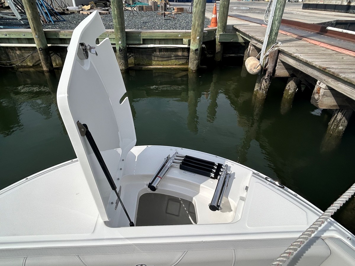 2026 Sea Ray SDX 270 Outboard 32
