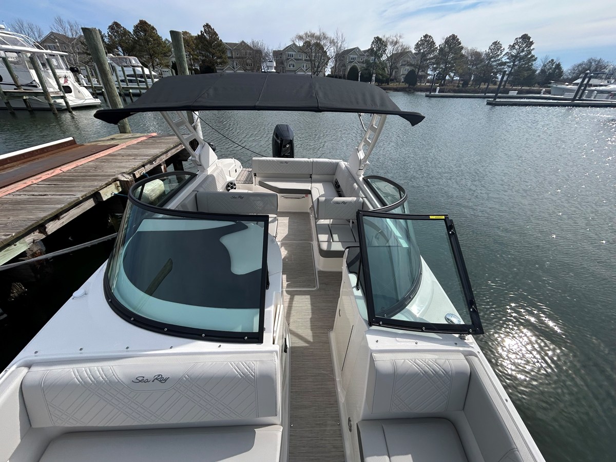 2026 Sea Ray SDX 270 Outboard 33