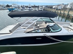 2026 Sea Ray SDX 270 Outboard 9
