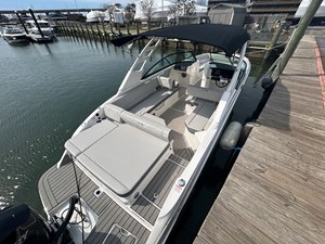 2026 Sea Ray SDX 270 Outboard 11