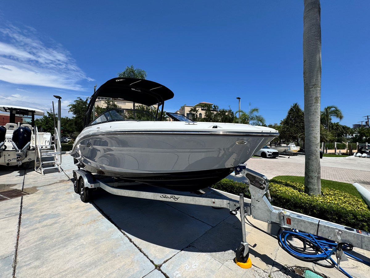 2026 Sea Ray SPX 210 Outboard 2