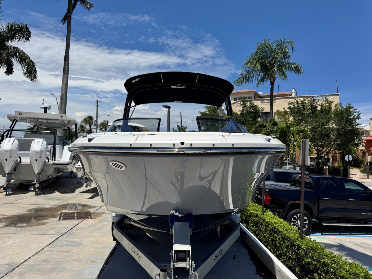 2026 Sea Ray SPX 210 Outboard 3