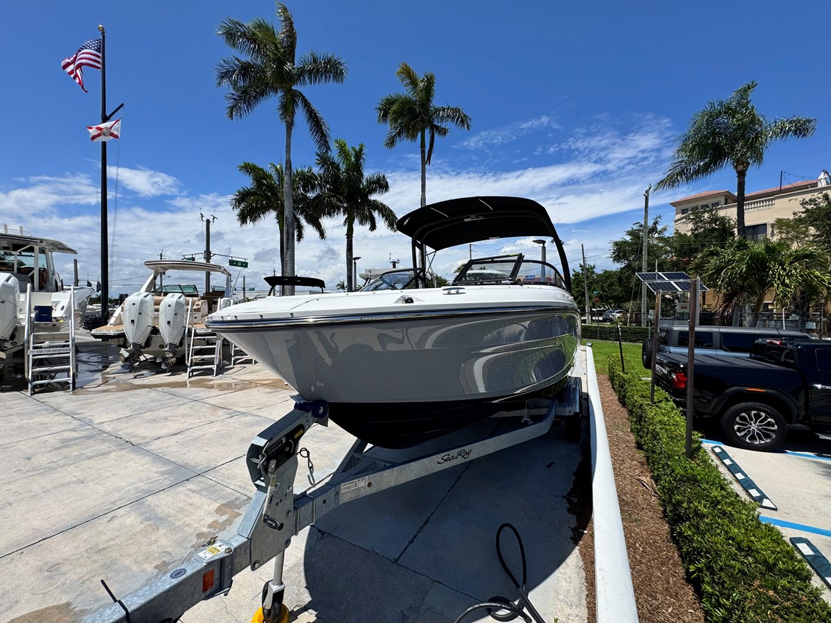 2026 Sea Ray SPX 210 Outboard 4