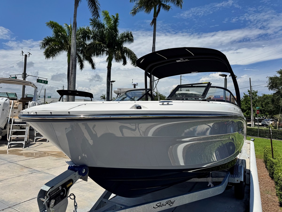 2026 Sea Ray SPX 210 Outboard 5