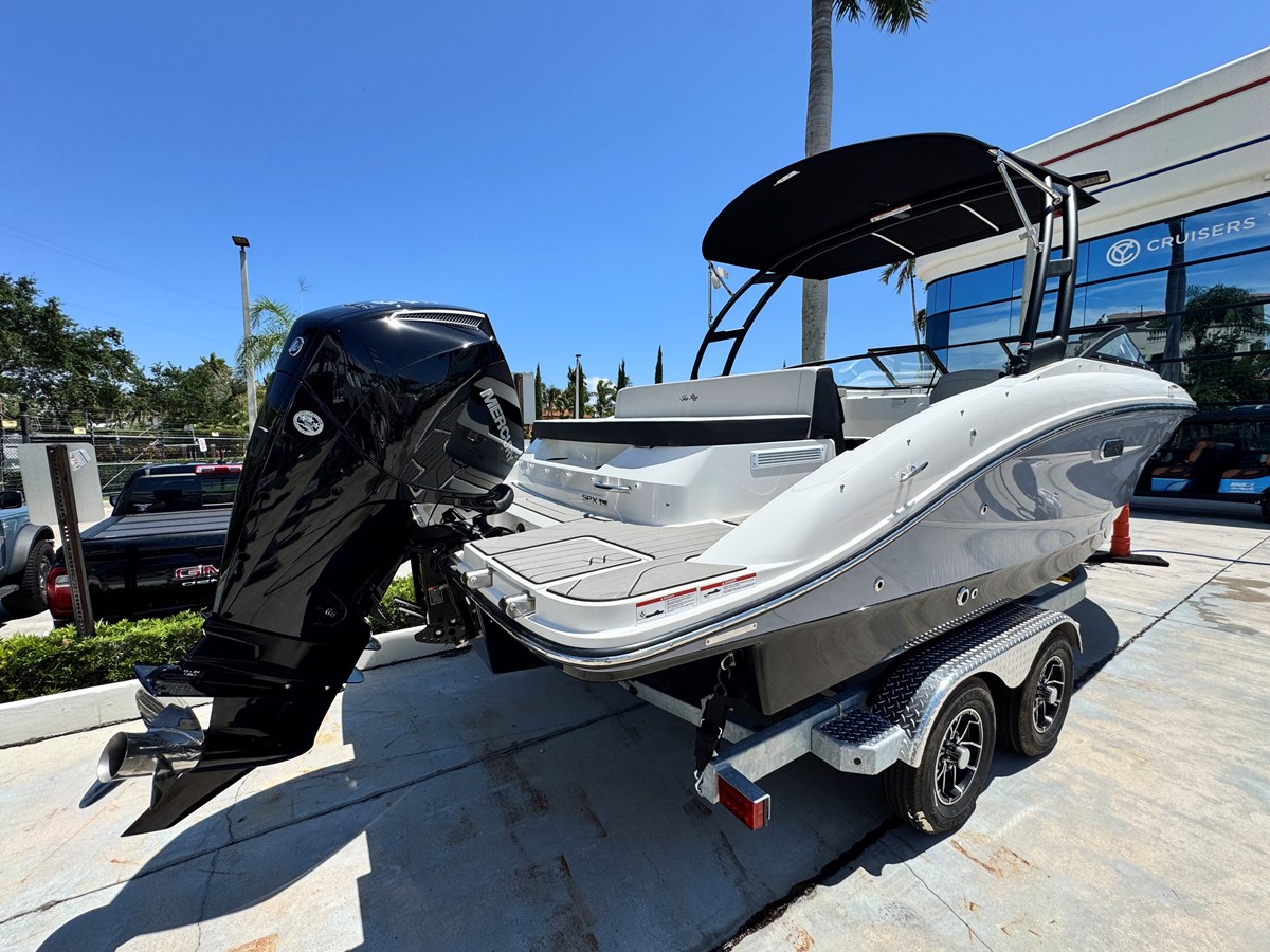 2026 Sea Ray SPX 210 Outboard 6