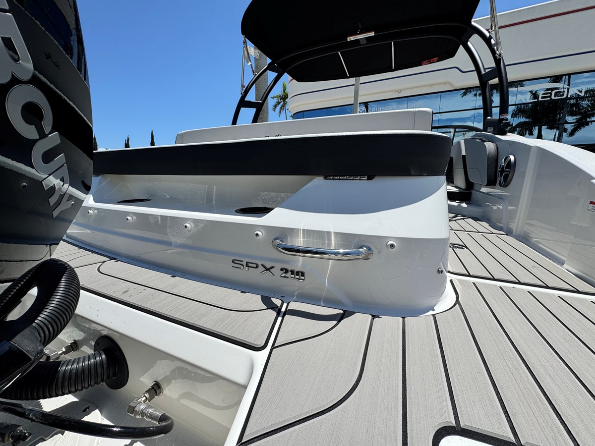 2026 Sea Ray SPX 210 Outboard 9
