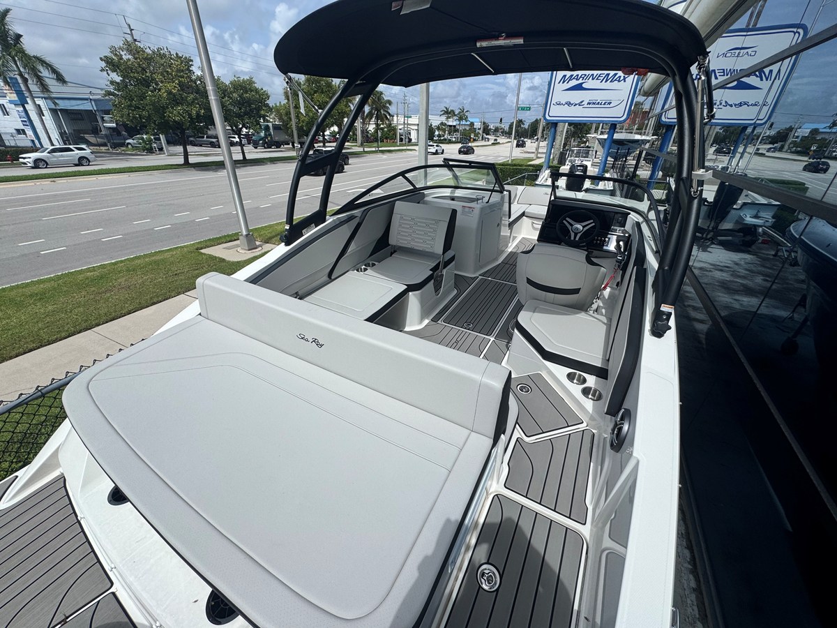 2026 Sea Ray SPX 210 Outboard 12
