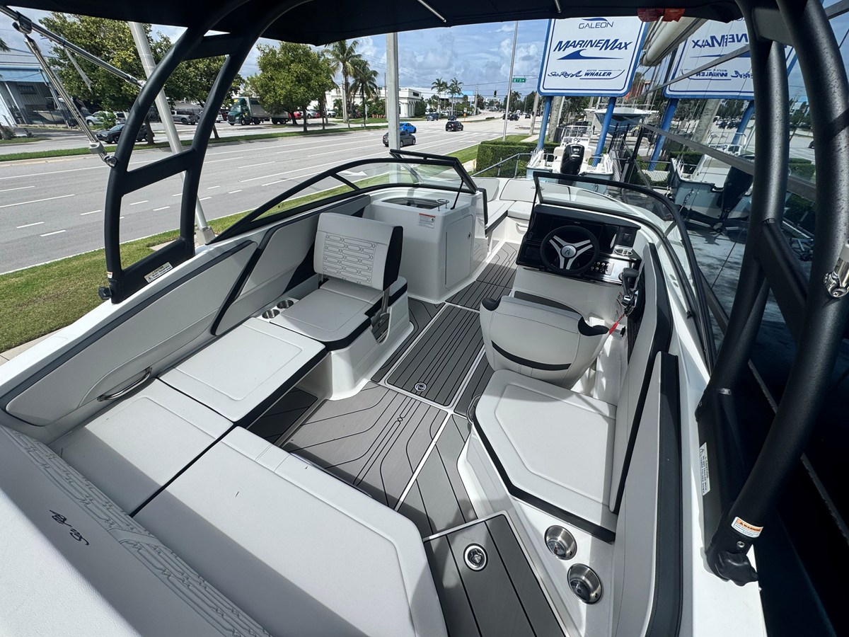 2026 Sea Ray SPX 210 Outboard 13