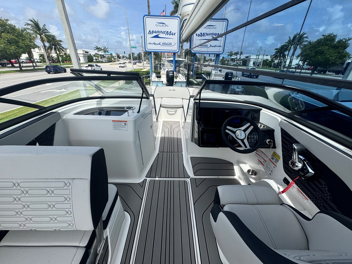 2026 Sea Ray SPX 210 Outboard 14