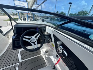 2026 Sea Ray SPX 210 Outboard 15