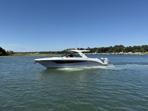 Sea Ray SLX 400 Outboard 0 2026 Sea Ray SLX 400 Outboard 1