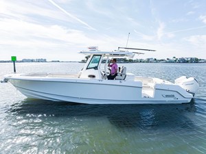 Boston Whaler 330 OUTRAGE 4 2022 Boston Whaler 330 OUTRAGE 5