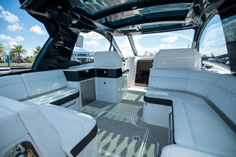 Sea Ray Sundancer 370 Outboard 4 2026 Sea Ray Sundancer 370 Outboard 5