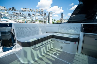 Sea Ray Sundancer 370 Outboard 5 2026 Sea Ray Sundancer 370 Outboard 6