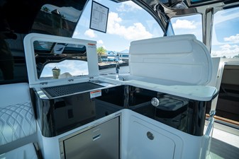 Sea Ray Sundancer 370 Outboard 7 2026 Sea Ray Sundancer 370 Outboard 8