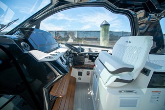 Sea Ray Sundancer 370 Outboard 8 2026 Sea Ray Sundancer 370 Outboard 9