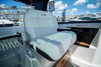 Sea Ray Sundancer 370 Outboard 12 2026 Sea Ray Sundancer 370 Outboard 13