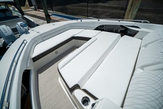 Sea Ray Sundancer 370 Outboard 28 2026 Sea Ray Sundancer 370 Outboard 29