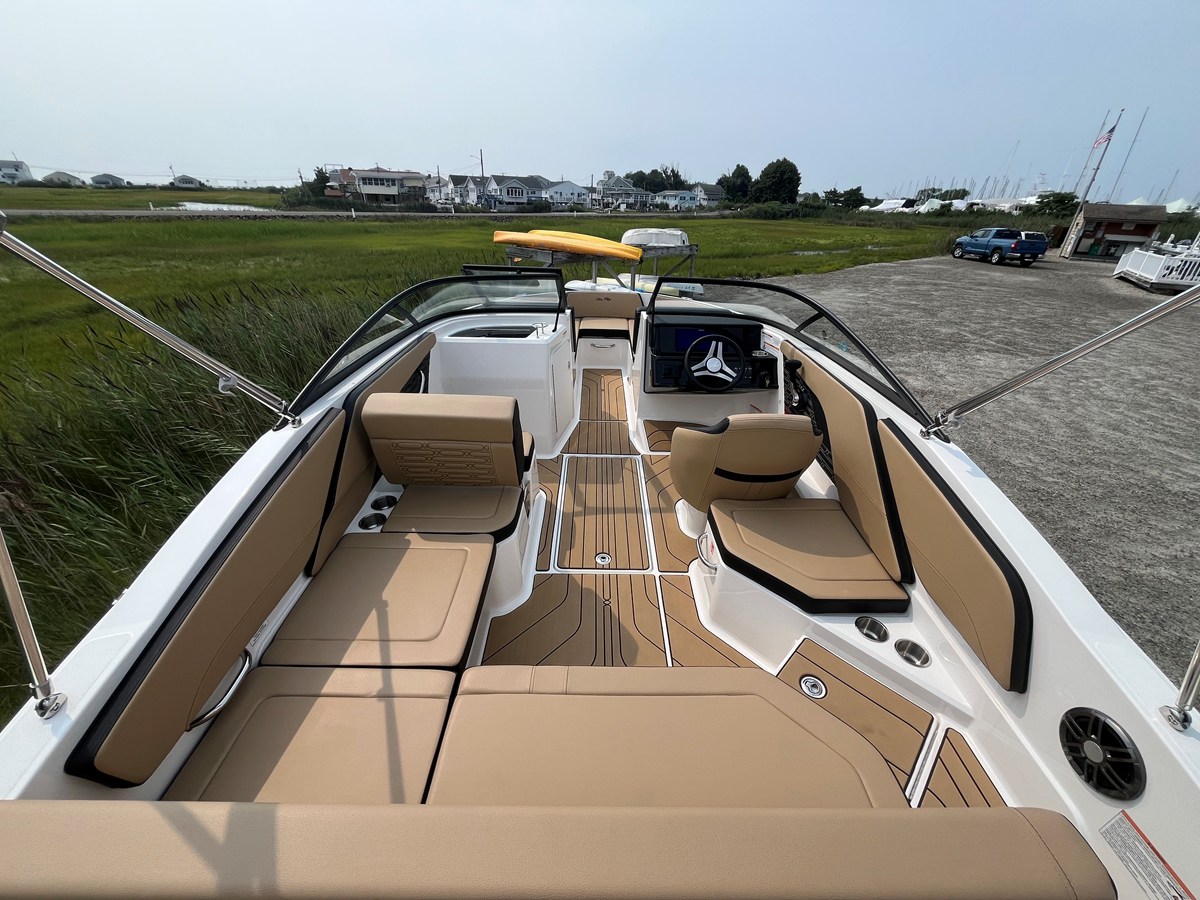 2026 Sea Ray SPX 210 Outboard 4