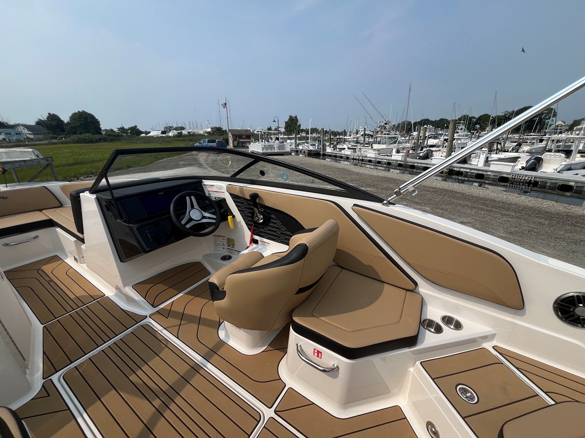 2026 Sea Ray SPX 210 Outboard 7